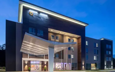 Photo 2 - La Quinta Inn & Suites by Wyndham Greensboro Arpt High Point