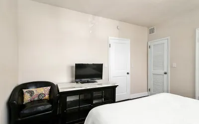 Photo 5 - 2 bedroom 2 bath apt in South Beach