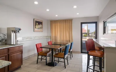 Photo 5 - Travelodge by Wyndham Albuquerque West