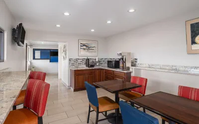 Photo 4 - Travelodge by Wyndham Albuquerque West