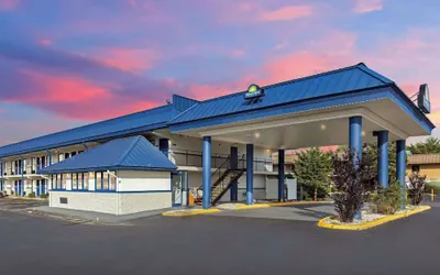 Photo 2 - Days Inn by Wyndham Knoxville North