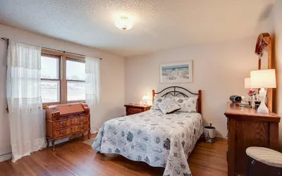 Photo 3 - 3-Bedroom Lakefront House