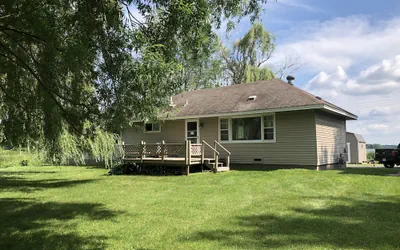 Photo 2 - 3-Bedroom Lakefront House