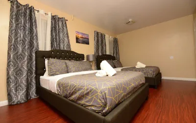 Photo 5 - Hollywood Luxury Double bedrooms