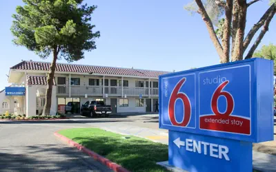 Photo 2 - Studio 6 Barstow, CA