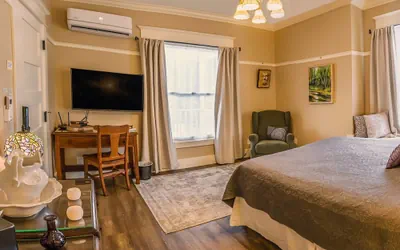 Photo 4 - Redtail Suites ~ Entire Home ~ Sleeps 12 ~ Tesla Station