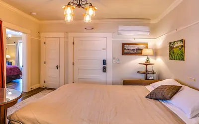Photo 2 - Redtail Suites ~ Entire Home ~ Sleeps 12 ~ Tesla Station