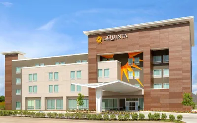 Photo 2 - La Quinta Inn & Suites by Wyndham Richmond-Sugarland