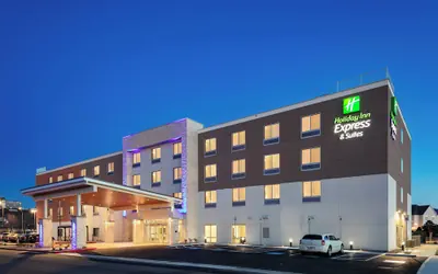 Photo 2 - Holiday Inn Express & Suites Medford by IHG