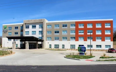 Holiday Inn Express & Suites Warrensburg North by IHG