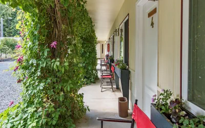 Photo 4 - Emerald Valley Inn