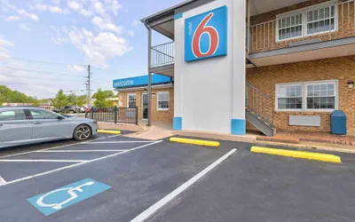Photo 2 - Motel 6 Falls Church, VA - Arlington Boulevard