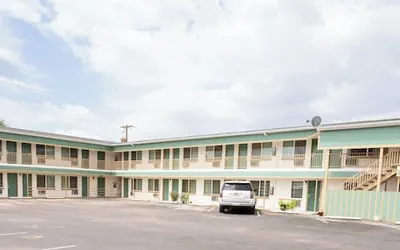 Photo 5 - Budget Inn