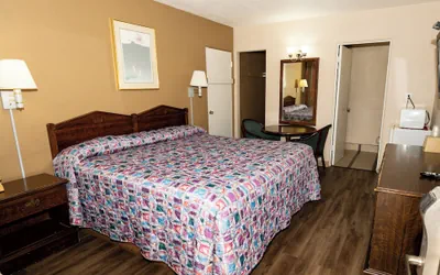 Photo 3 - Budget Inn