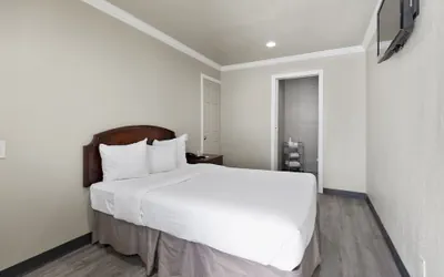 Photo 3 - Le Blanc Inn & Suites