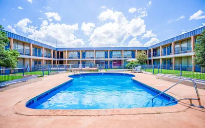 Photo 2 - Castle Inn & Suites by OYO Lawton