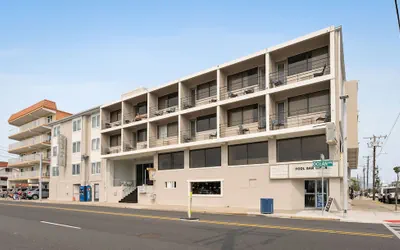 Photo 2 - Oceanic Hotel
