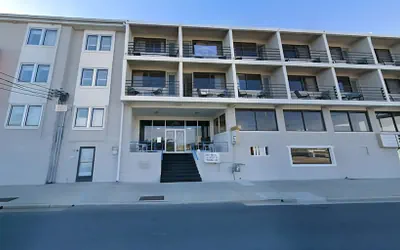 Photo 3 - Oceanic Hotel