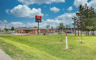 Photo 2 - Econo Lodge Neenah