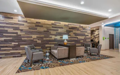 Photo 4 - La Quinta Inn and Suites by Wyndham Houston Spring South