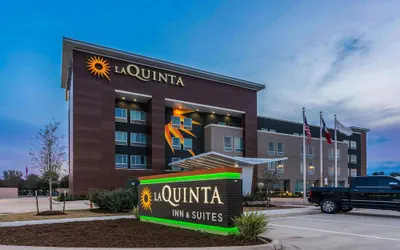Photo 2 - La Quinta Inn and Suites by Wyndham Houston Spring South
