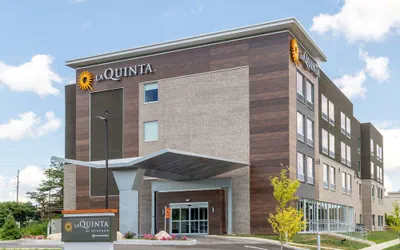 Photo 2 - La Quinta Inn & Suites by Wyndham Bloomington