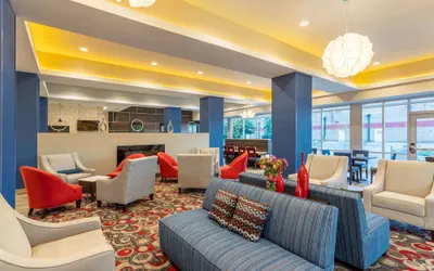 Photo 5 - La Quinta Inn & Suites by Wyndham Bloomington