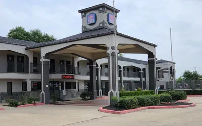 Photo 2 - Express Inn Tomball