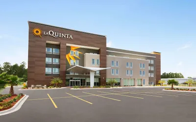 Photo 2 - La Quinta Inn & Suites by Wyndham Brunswick/Golden Isles