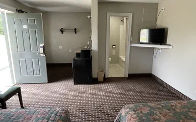 Photo 5 - Economy Inn