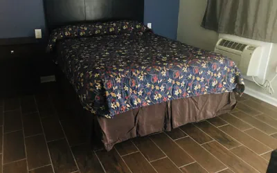 Photo 4 - Economy Inn