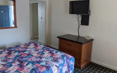 Photo 2 - Deluxe Inn