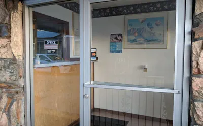 Photo 3 - Deluxe Inn