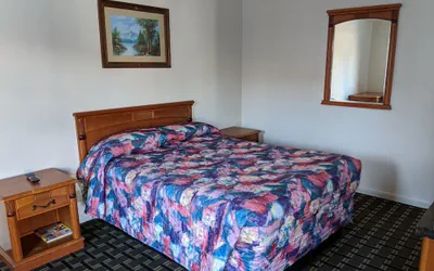 Photo 4 - Deluxe Inn