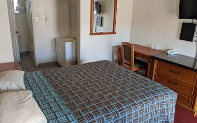 Photo 5 - Deluxe Inn