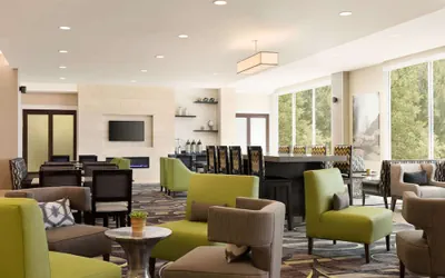 Photo 4 - La Quinta Inn & Suites by Wyndham Burlington