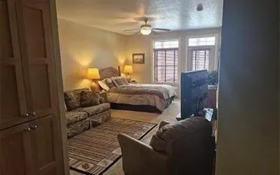 Photo 3 - Unit 411b 1bd/ 1ba Efficiency Condo 1 Bedroom Condo by RedAwning