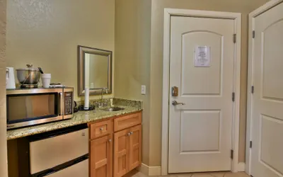 Photo 5 - Unit 411b 1bd/ 1ba Efficiency Condo 1 Bedroom Condo by RedAwning