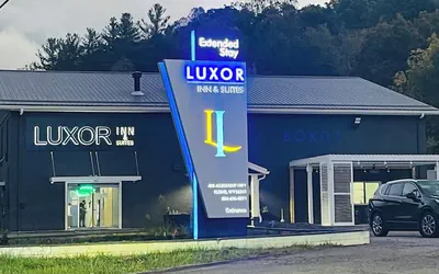 Photo 2 - Luxor Inn & Suites, a Travelodge by Wyndham