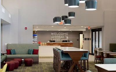 Photo 4 - Hampton Inn & Suites Dundee
