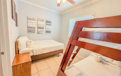 Photo 3 - Private vacation home with free parking!