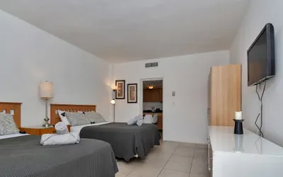 Photo 4 - Lovely Little Studio With Pool, Hallandale Beach:)