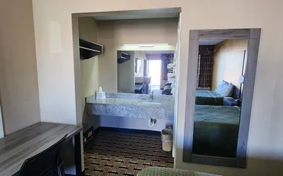Photo 4 - Super 7 Inn