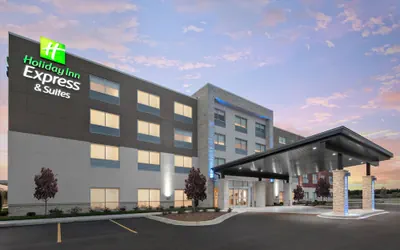 Photo 2 - Holiday Inn Express & Suites Elkhorn - Lake Geneva Area by IHG