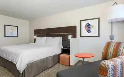 Photo 3 - Holiday Inn Express & Suites Chicago O'Hare Airport by IHG