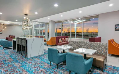 Photo 4 - La Quinta Inn & Suites by Wyndham DFW Airport West-Glade