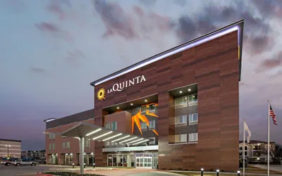 Photo 2 - La Quinta Inn & Suites by Wyndham DFW Airport West-Glade