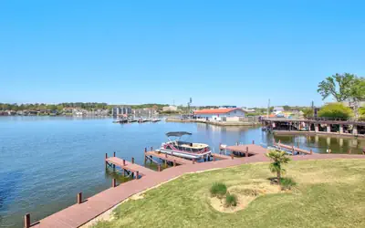 Lakeview Luxury: Jetted Tub, Dock, Fireplace