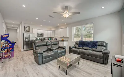 1mi to Downtown! 3BR/6Beds|Screenroom,Deck,Firepit