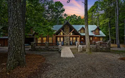 5BR Luxury Cabin w/ Game Room & Theater + Play Set + Firewood Provided